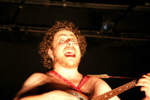 Eric Kupers playing a banjo