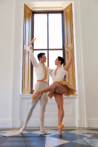 Two mxn in classical pas de deux pose