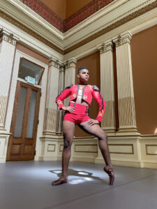 Dancer en pointe posing in red costume